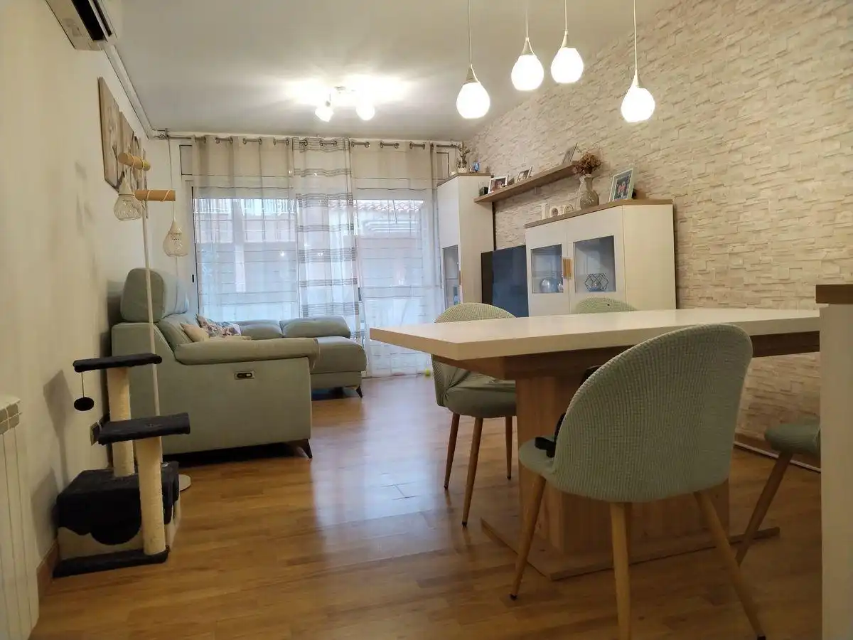 Living room of Flat for sale in Tortosa  with Parquet flooring, Terrace and Storage room