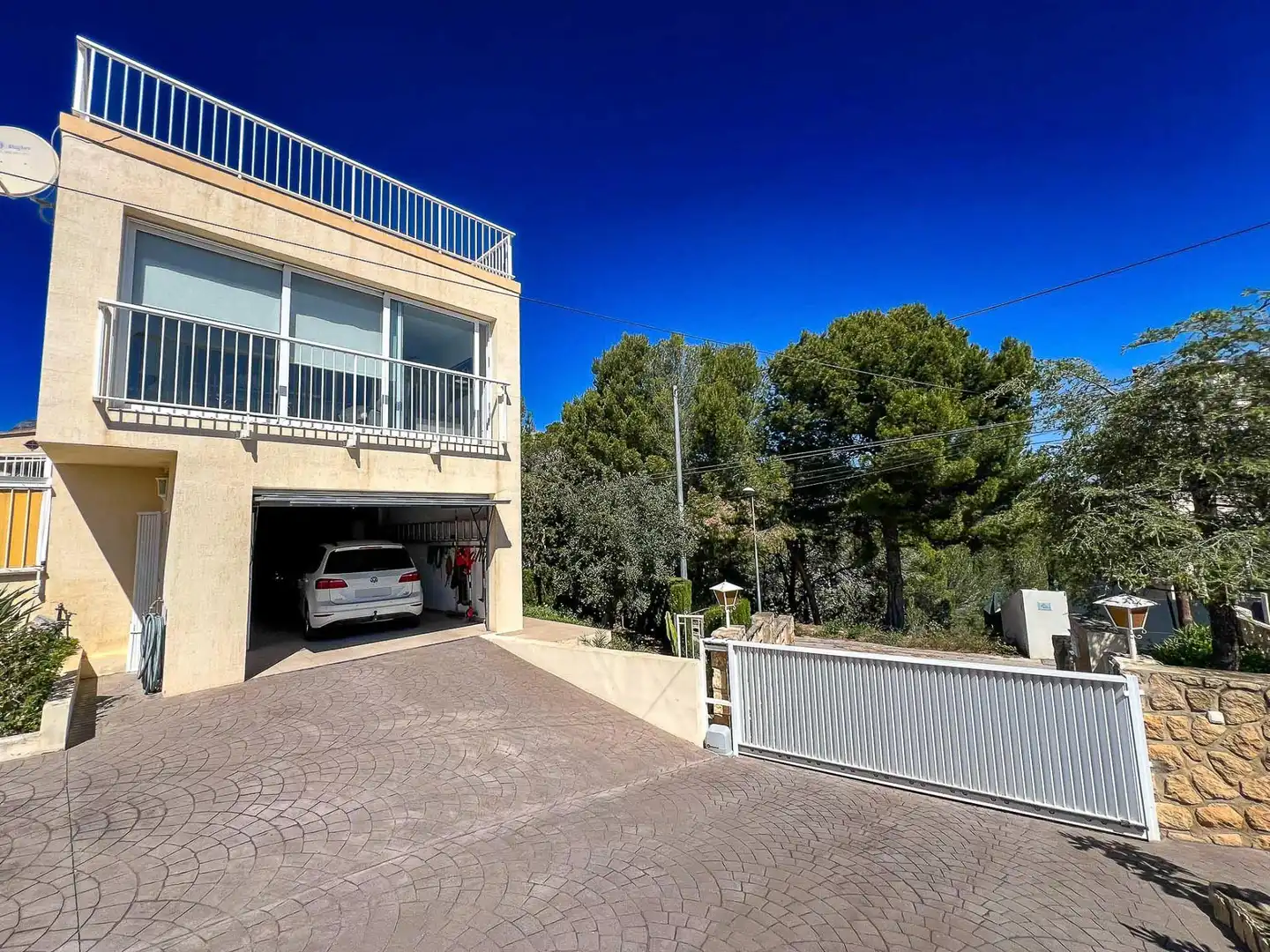 Vista exterior de Casa o chalet en venta en La Nucia con Aire acondicionado, Calefacción y Jardín privado