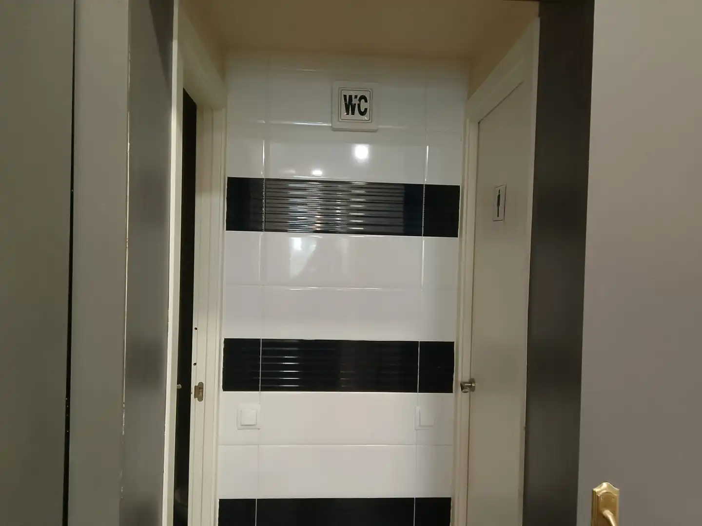 Baño de Local en traspaso en Barcelona con Aire acondicionado, Amueblado y Alarma