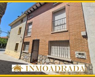 Vista exterior de Casa o xalet en venda en La Adrada  amb Terrassa i Moblat