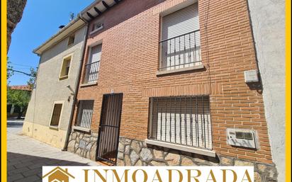 Vista exterior de Casa o xalet en venda en La Adrada  amb Terrassa i Moblat