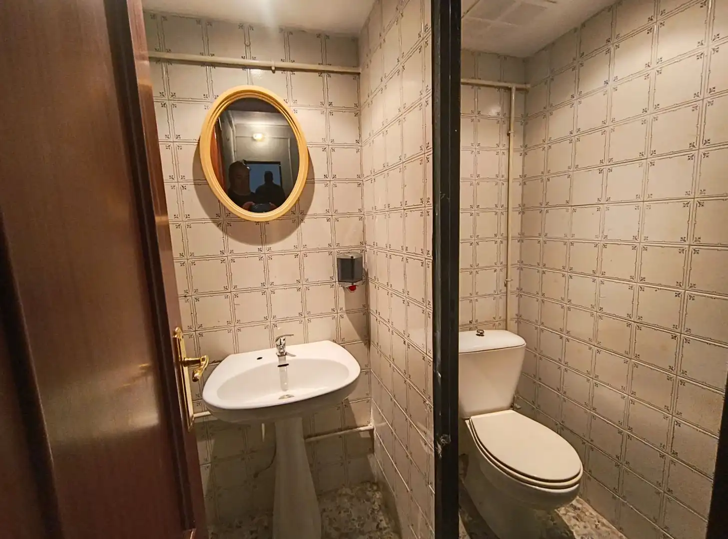 Baño de Local de alquiler en Benacazón con Aire acondicionado