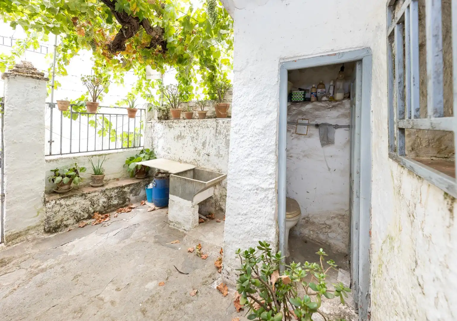 Vista exterior de Casa adosada en venda en Pinos Genil amb Jardí privat