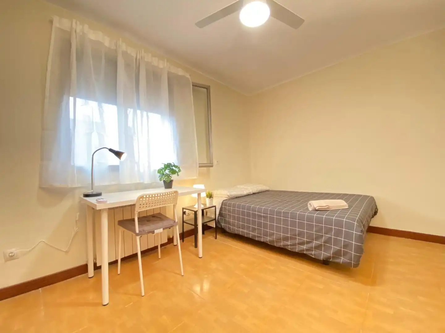 Room in Calle Pico de Alba, 2, Palomeras Bajas