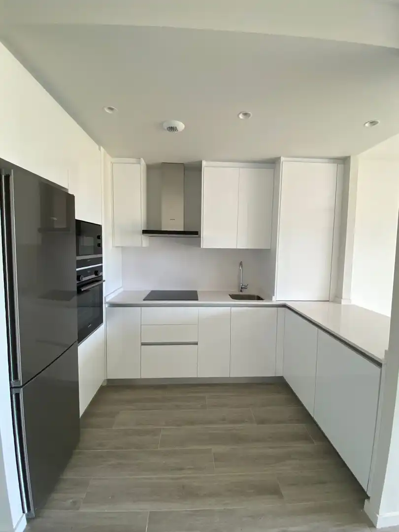 Cocina de Piso de alquiler en Estepona con Aire acondicionado, Jardín privado y Trastero