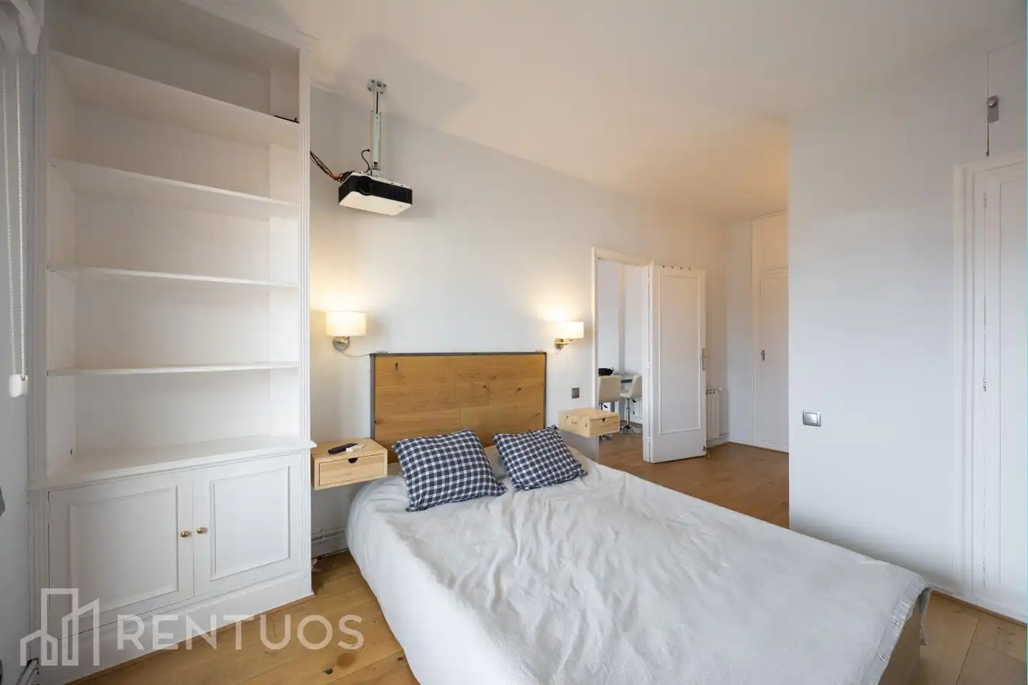 Schlafzimmer von Dachboden zur Miete in Madrid mit Klimaanlage, Parkett und Terrasse