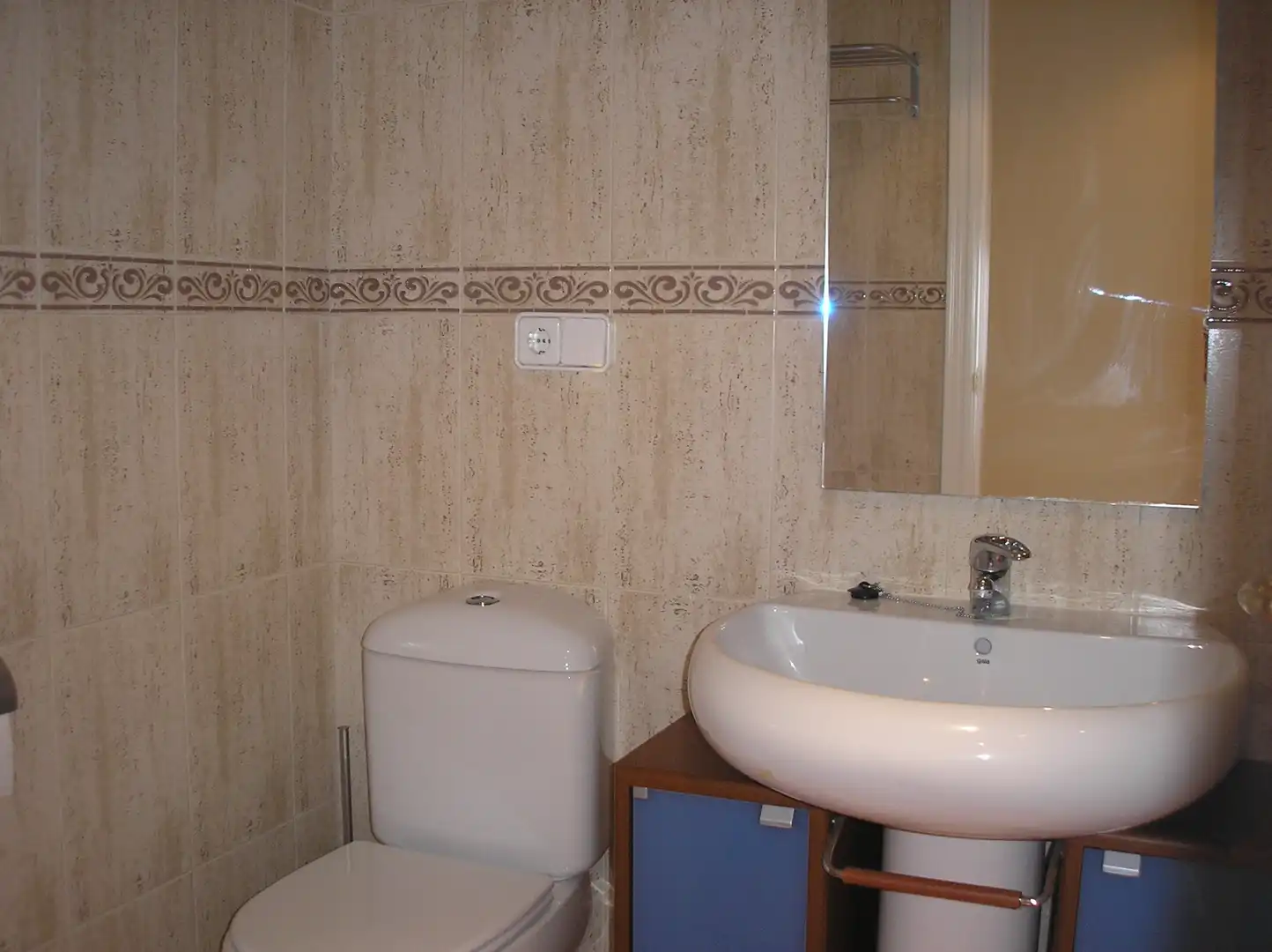 Badezimmer von Wohnung zum Verkauf in Manilva mit Klimaanlage, Terrasse und Möbliert