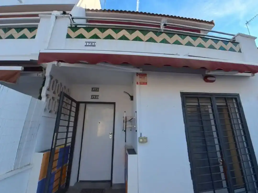 Vista exterior de Casa adosada en venda en Cunit amb Aire condicionat i Balcó