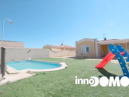 Swimming pool of House or chalet for sale in Palomeque  with Air Conditioner and Swimming Pool