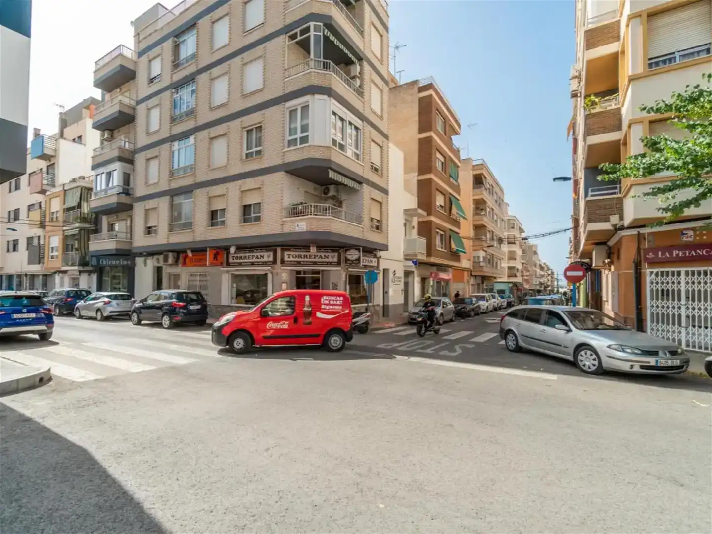 Außenansicht von Wohnungen zur Miete in Torrevieja mit Klimaanlage und Balkon