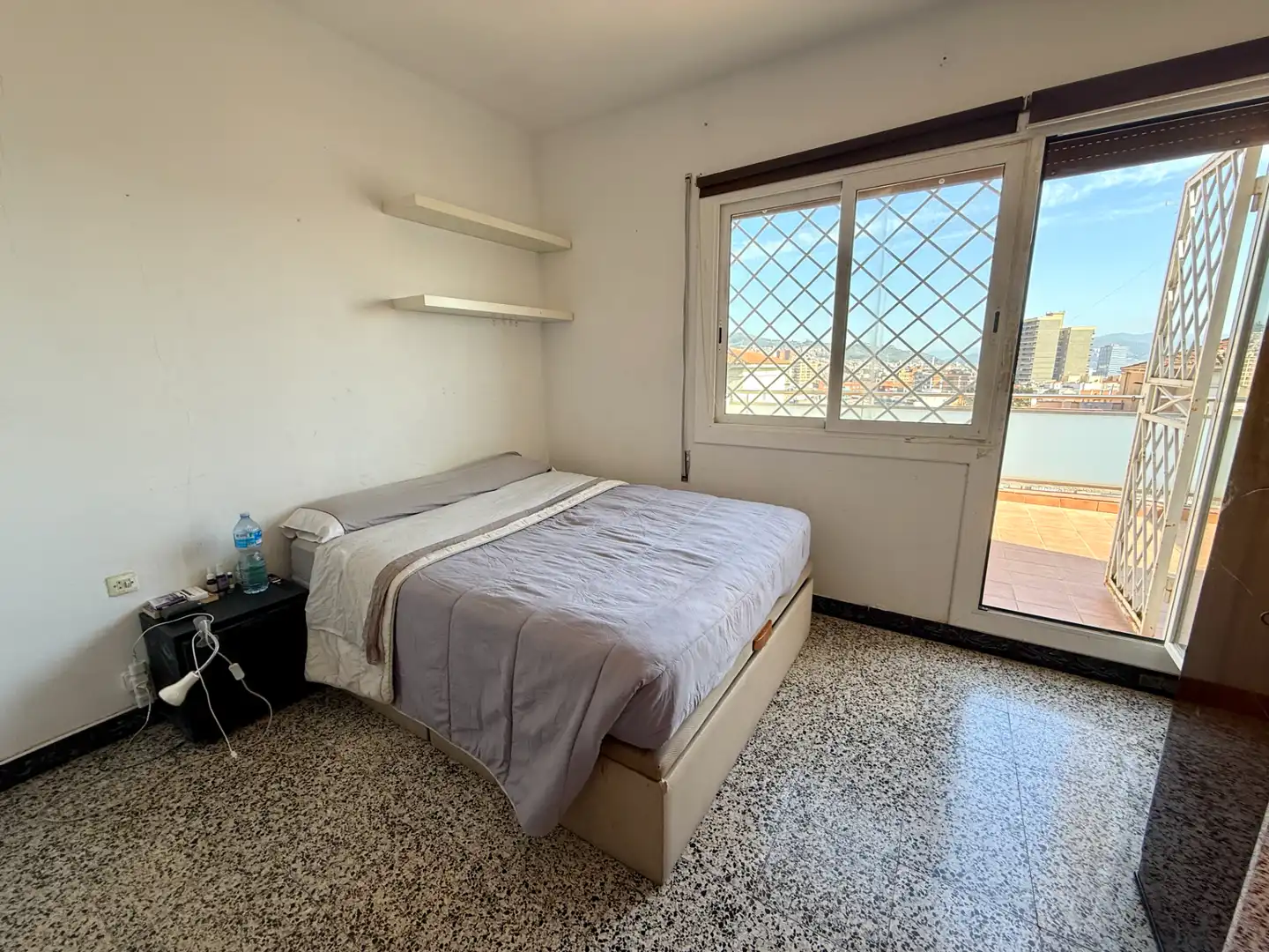 Schlafzimmer von Dachboden zum Verkauf in Barcelona mit Heizung, Terrasse und Balkon