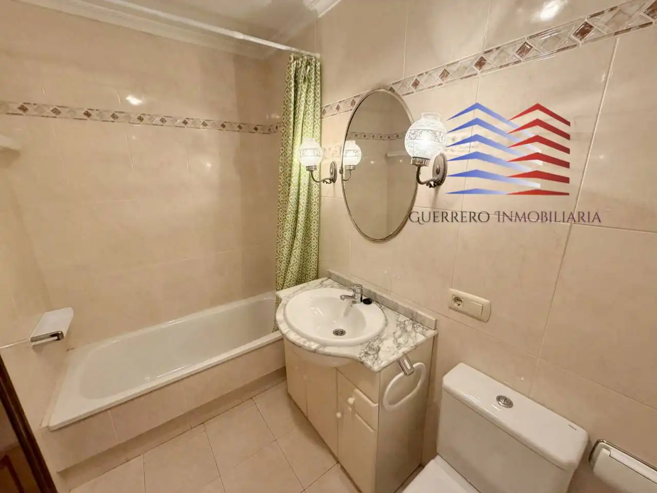 Baño de Apartamento de alquiler en Ourense Capital  con Calefacción, Parquet y Trastero