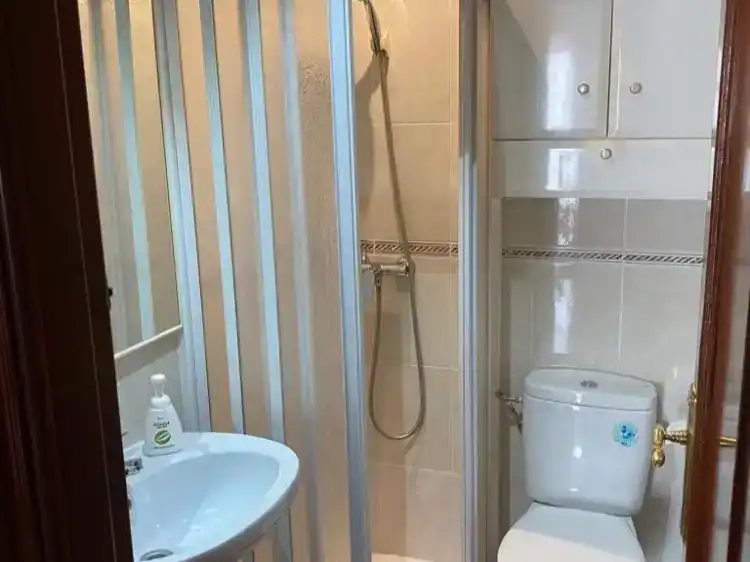 Bany de Pis de lloguer en Jaén amb Aire condicionat, Moblat i Balcó