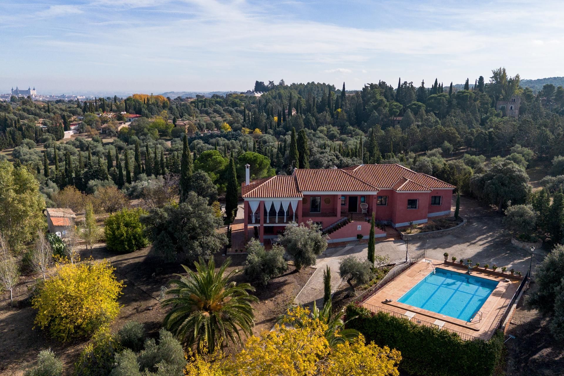 Vista exterior de Casa o xalet en venda en  Toledo Capital amb Aire condicionat, Jardí privat i Terrassa