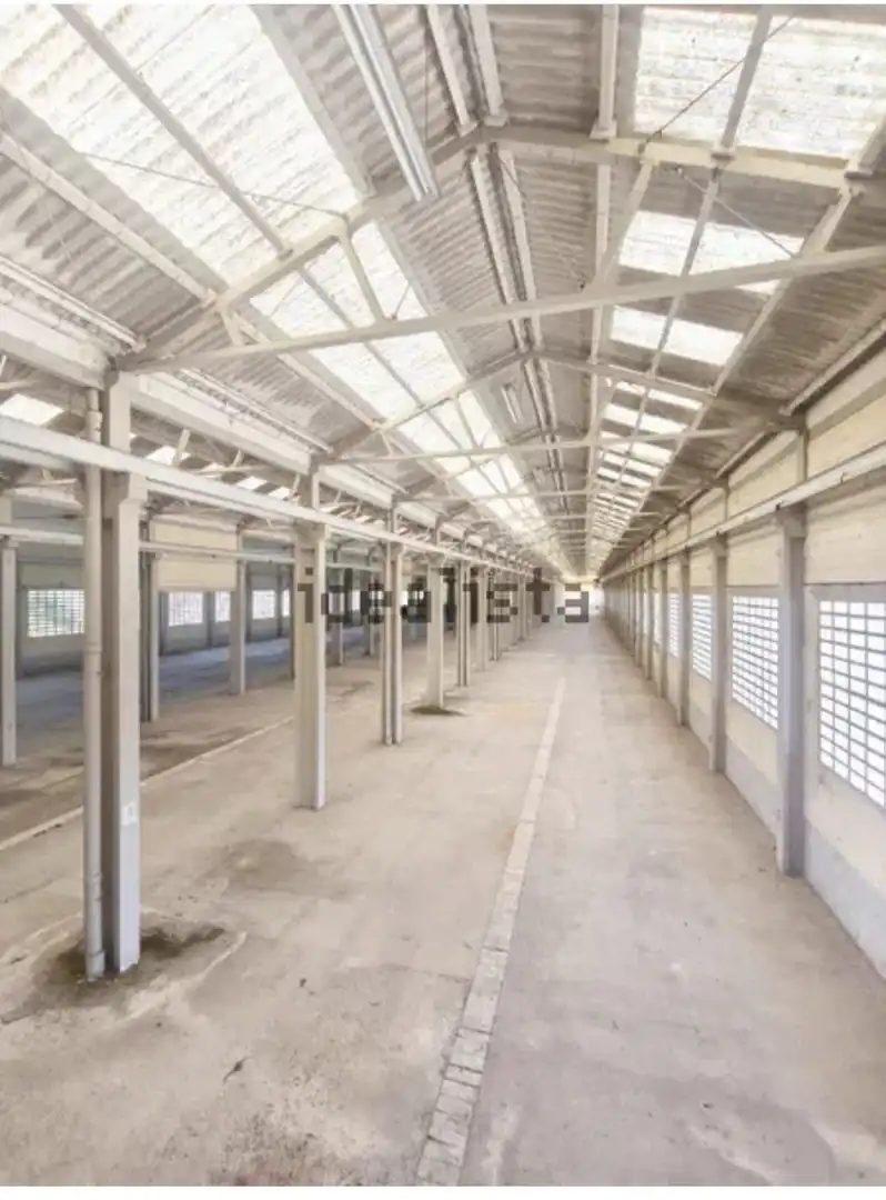 Außenansicht von Fabrikhallen zur Miete in Castellgalí