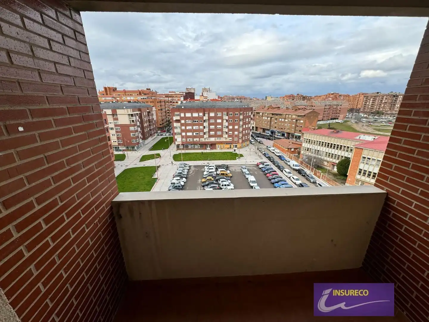 Vista exterior de Dúplex en venta en León Capital  con Calefacción, Terraza y Trastero