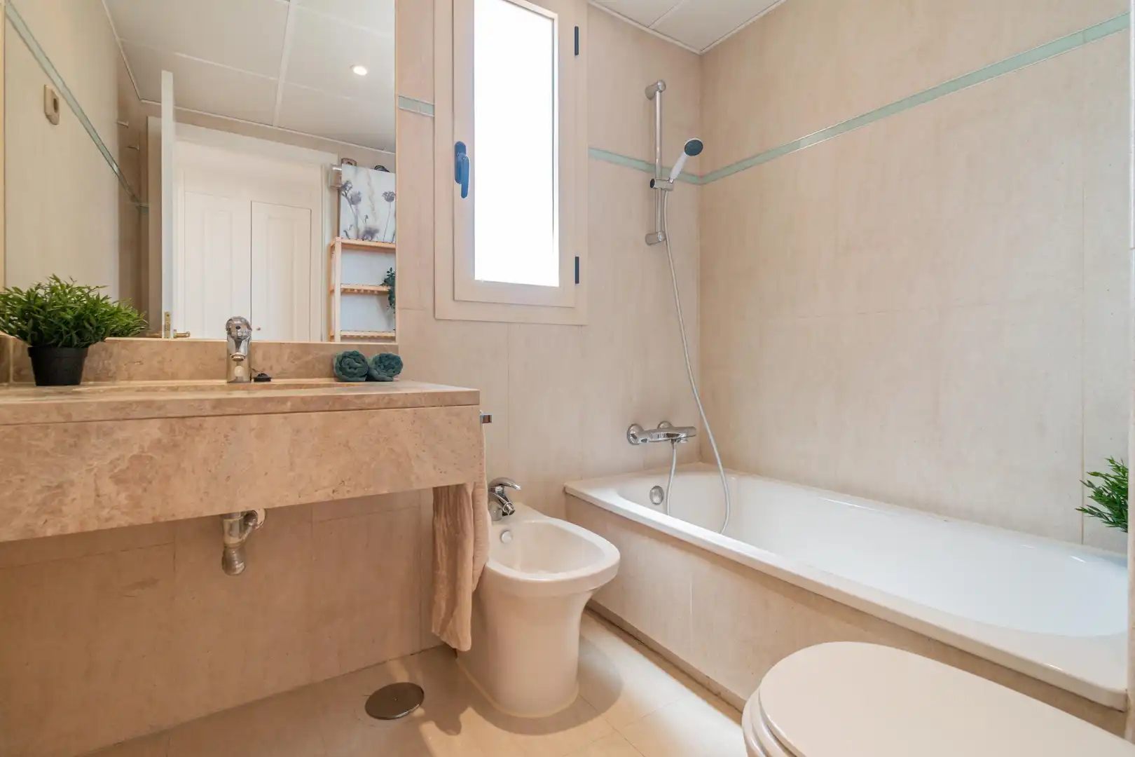 Baño de Ático de alquiler en Madrid con Jardín privado, Parquet y Trastero