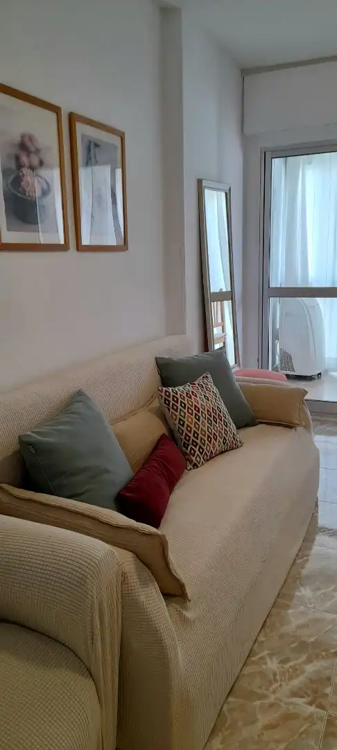 Sala de estar de Estudio de alquiler en Benalmádena con Aire acondicionado, Terraza y Amueblado