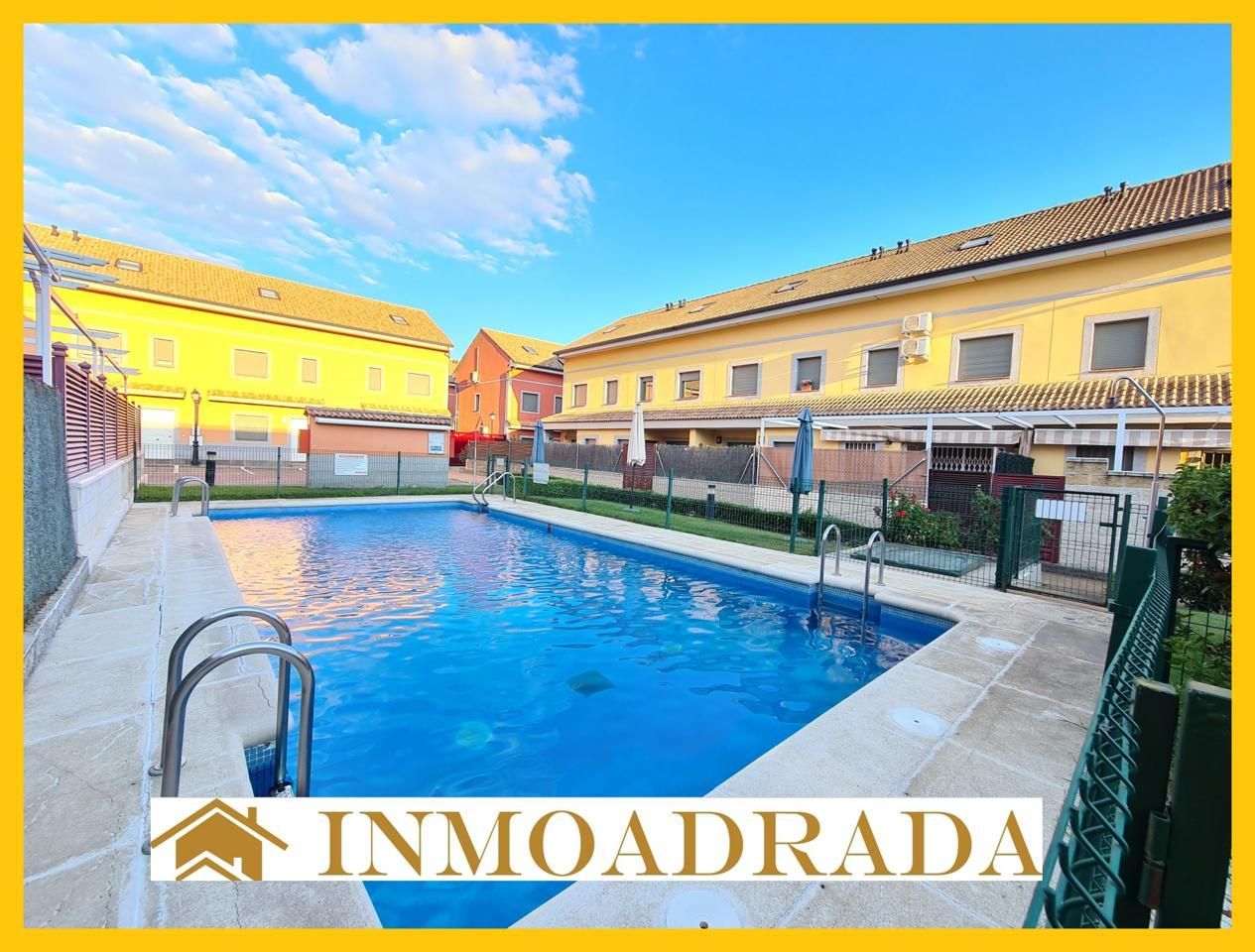 Piscina de Casa o xalet en venda en La Adrada  amb Aire condicionat, Jardí privat i Piscina comunitària