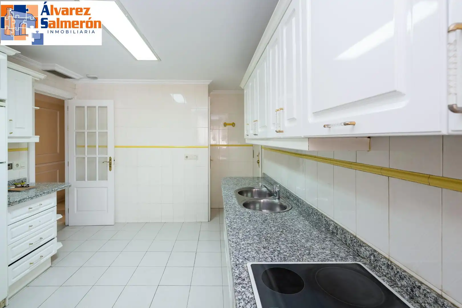 Kitchen of Flat for sale in Granada