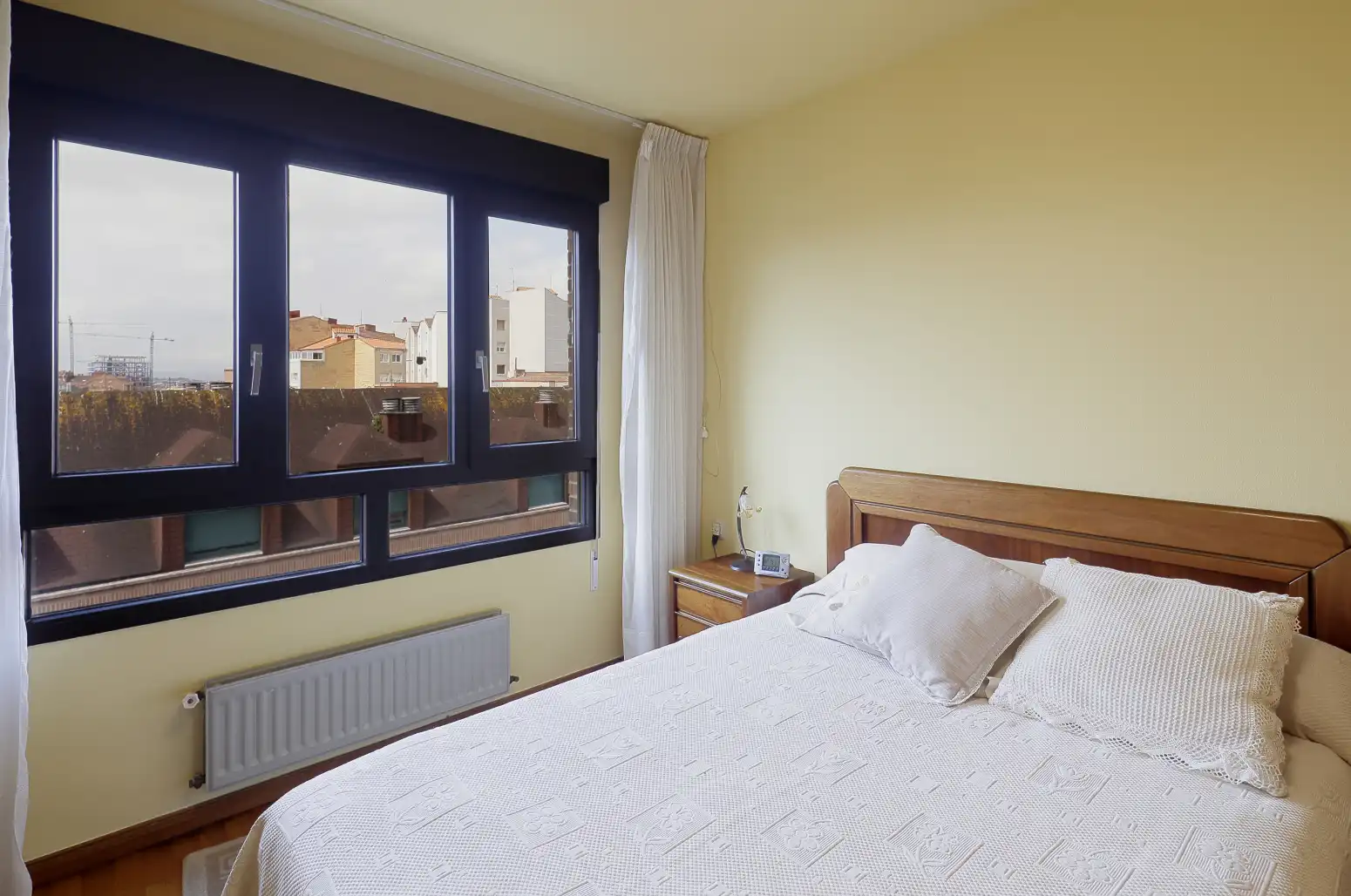Dormitori de Pis en venda en Gijón  amb Calefacció, Parquet i Traster