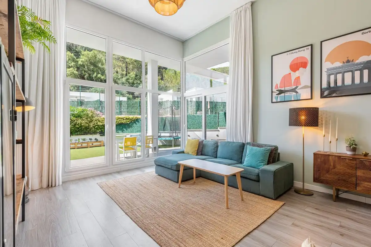 Sala de estar de Piso de alquiler en Benahavís con Aire acondicionado, Terraza y Trastero