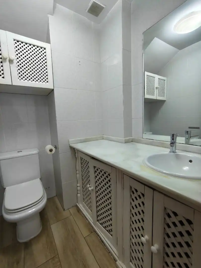 Bany de Dúplex en venda en Sevilla la Nueva amb Aire condicionat, Calefacció i Jardí privat