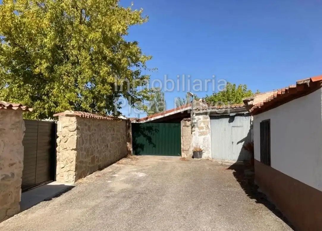Vista exterior de Casa o xalet en venda en Monterrubio de Armuña amb Terrassa