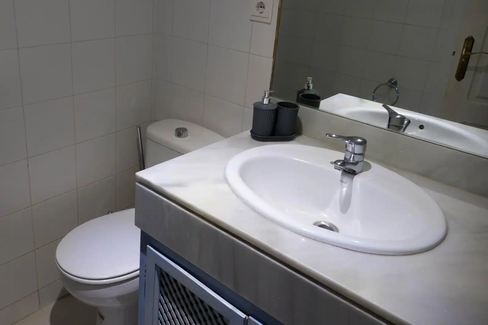 Bany de Apartament en venda en Estepona amb Jardí privat, Terrassa i Piscina comunitària