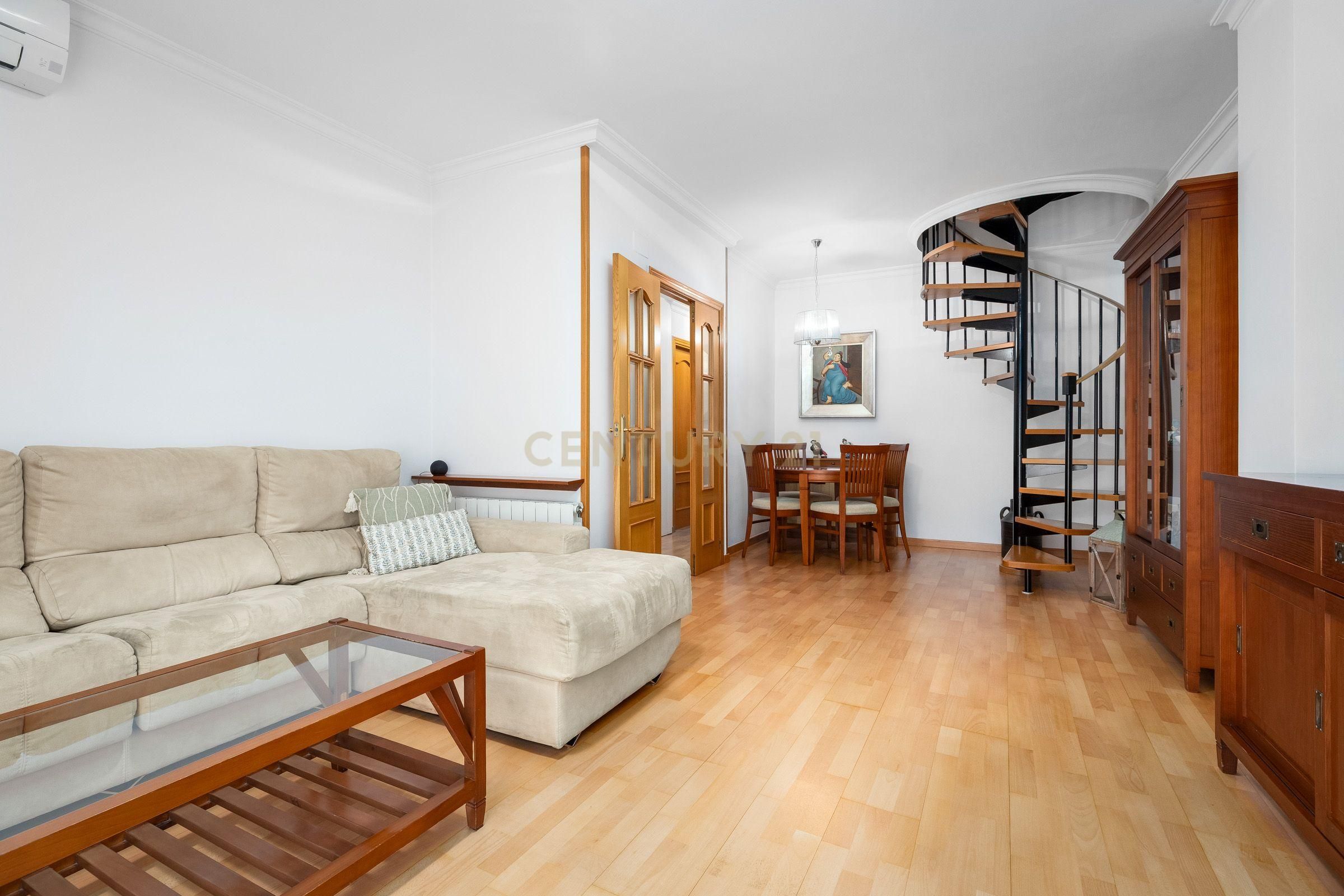 Sala de estar de Dúplex en venta en Pallejà con Aire acondicionado