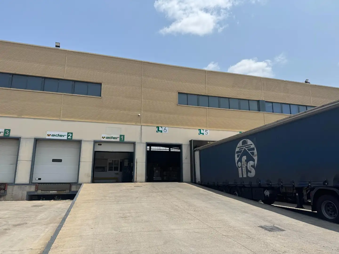 Außenansicht von Fabrikhallen zur Miete in Sevilla