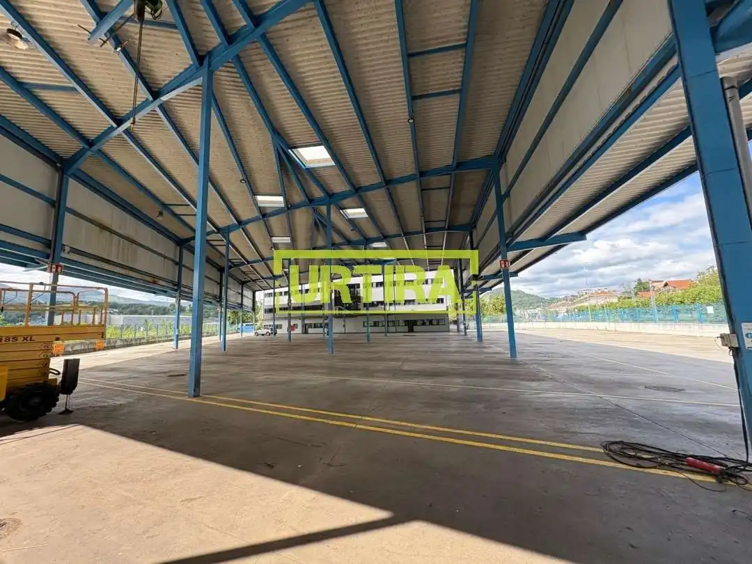 Außenansicht von Fabrikhallen zum Verkauf in Hernani