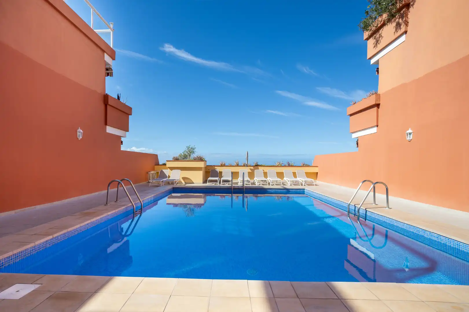 Schwimmbecken von Wohnungen zum Verkauf in Santiago del Teide mit Klimaanlage, Terrasse und Möbliert