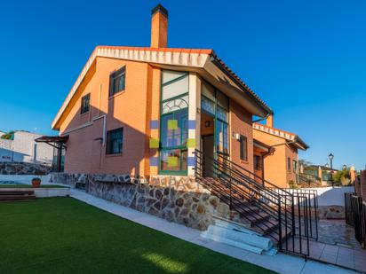 Vista exterior de Casa o xalet en venda en Serranillos del Valle amb Aire condicionat, Calefacció i Jardí privat