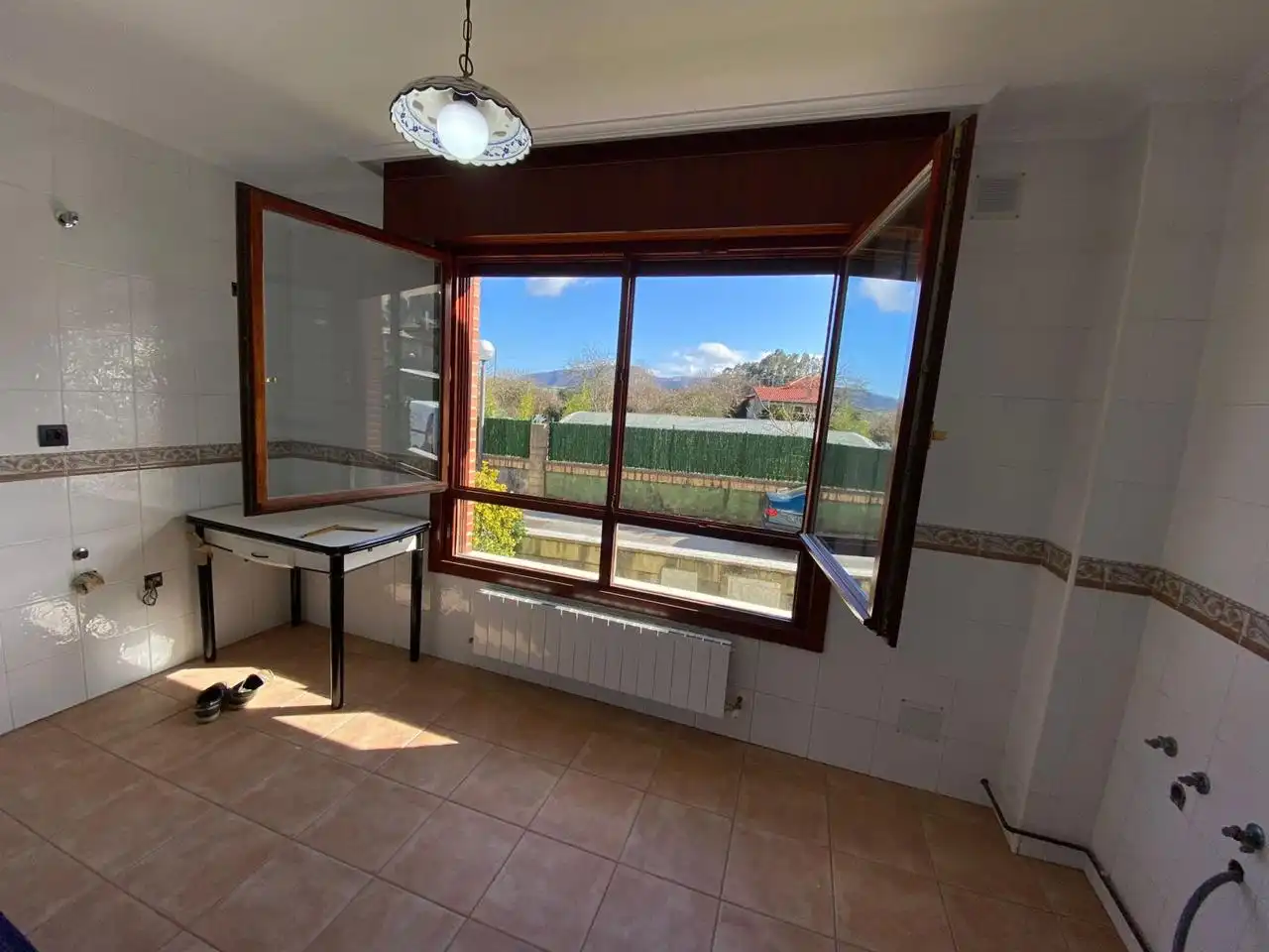 Vista exterior de Casa adosada en venda en Castro-Urdiales amb Calefacció i Jardí privat
