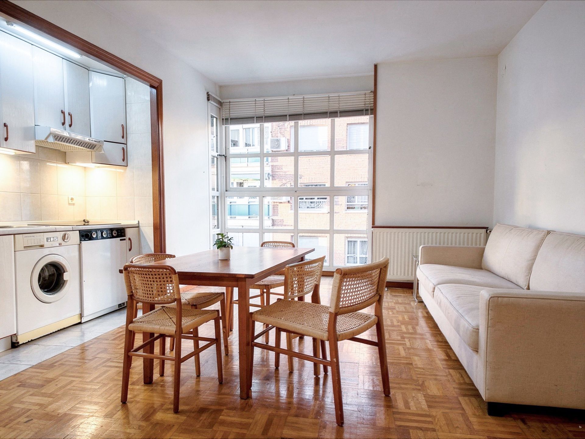 Living room of Flat for rent in  Madrid Capital  with Air Conditioner, Heating and Storage room