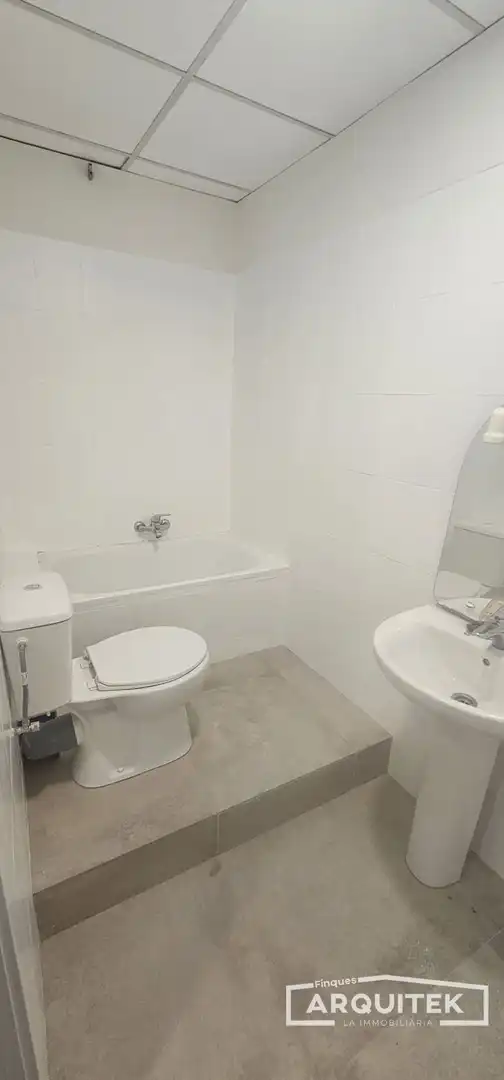 Badezimmer von Wohnungen zur Miete in Lleida mit Terrasse