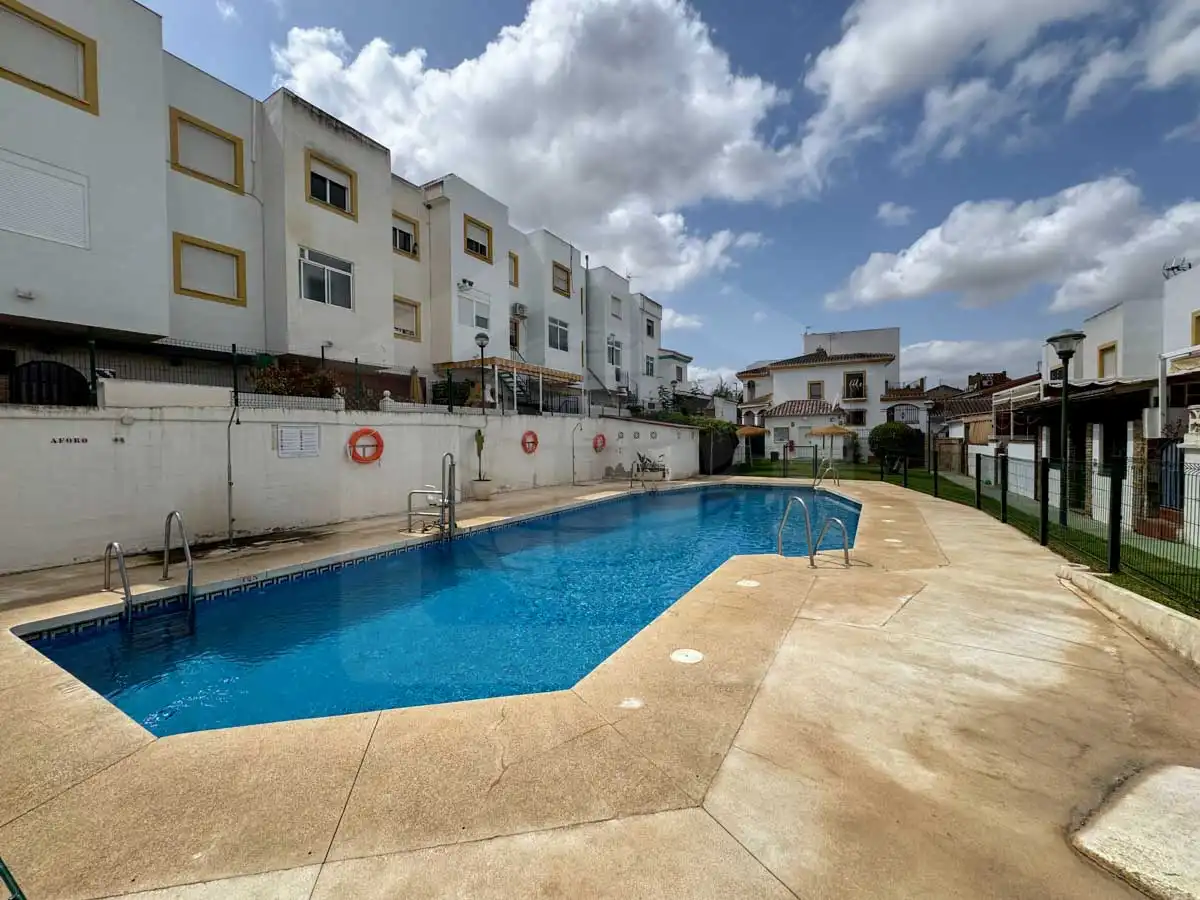 Vista exterior de Casa adosada en venda en Cártama amb Terrassa i Piscina comunitària