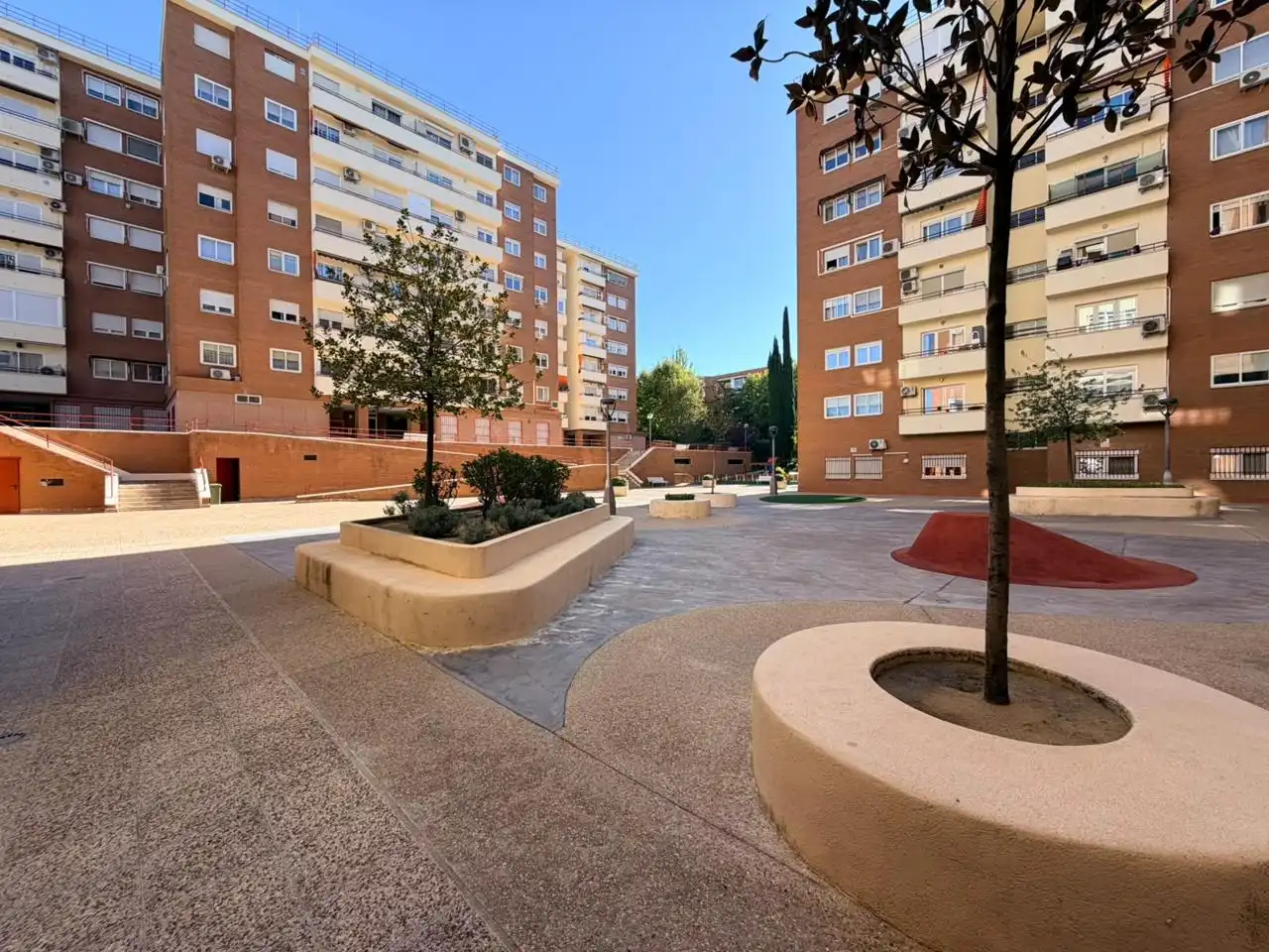 Pis amb piscina en venda a Calle de Puentelarra