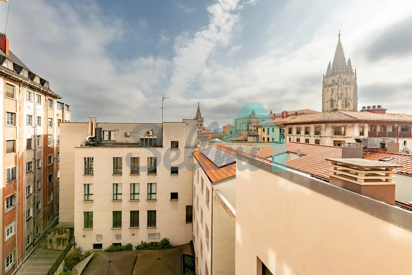 Vista exterior de Piso en venta en Oviedo  con Calefacción