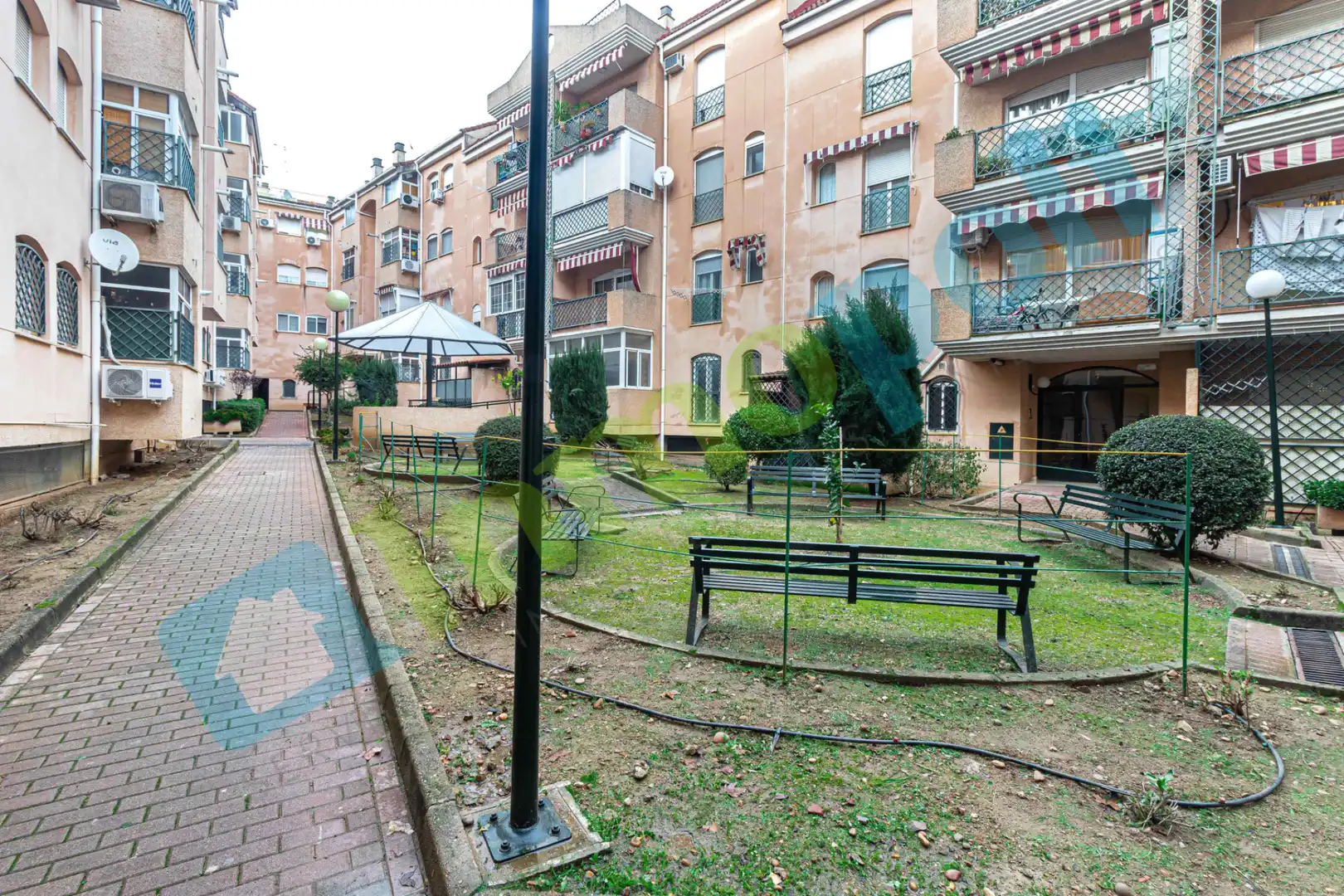 Außenansicht von Wohnung zum Verkauf in Badajoz mit Klimaanlage, Heizung und Privatgarten