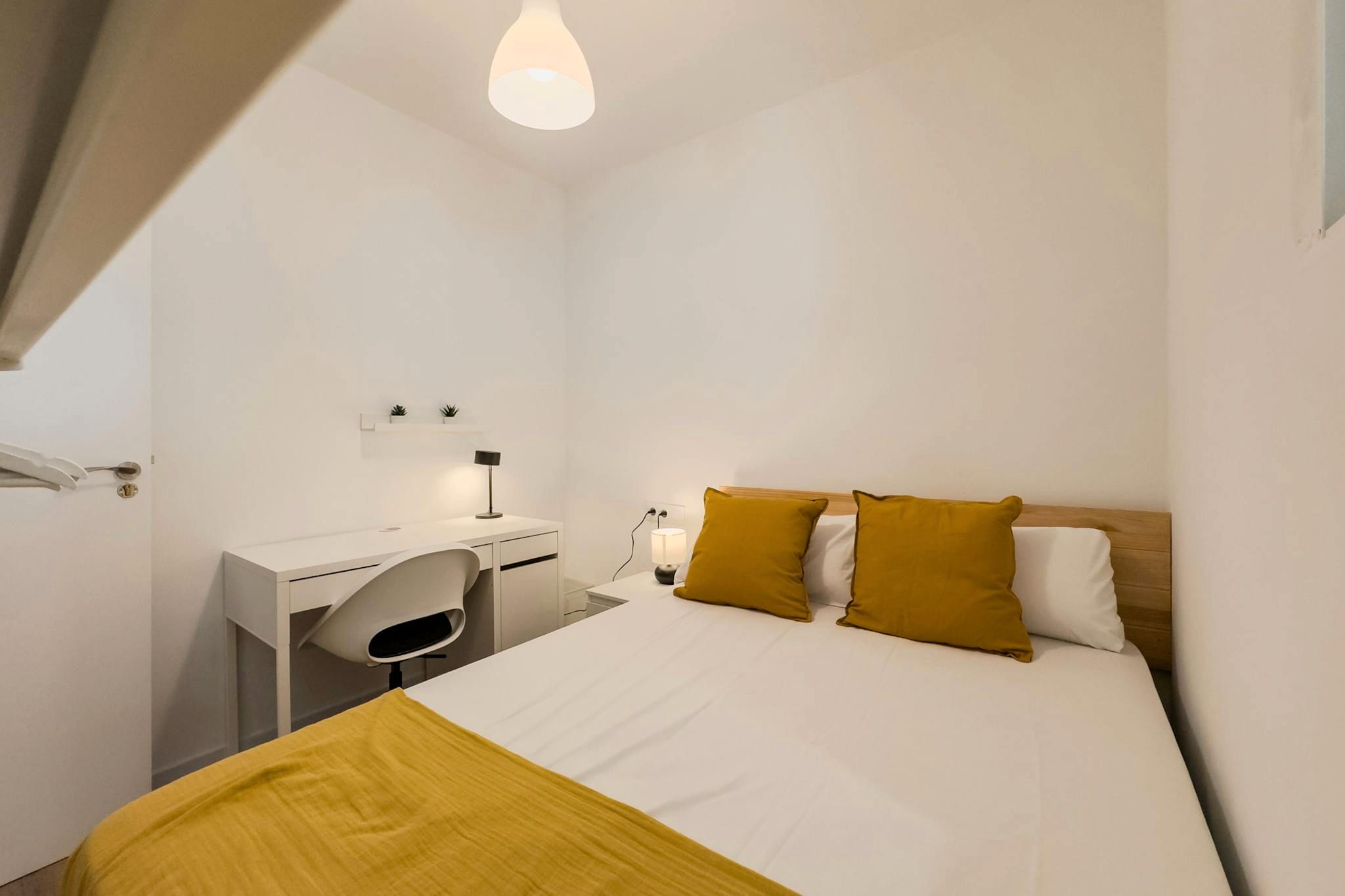 Bedroom of Flat to share in L'Hospitalet de Llobregat  with Washing machine