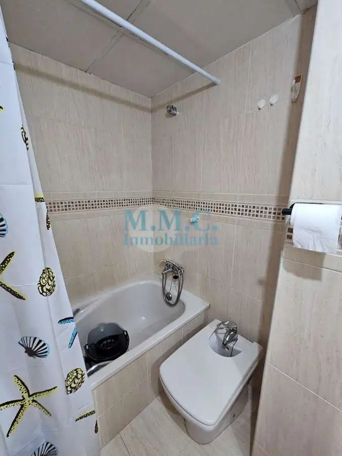 Baño de Piso en venta en Roquetas de Mar con Aire acondicionado, Terraza y Amueblado
