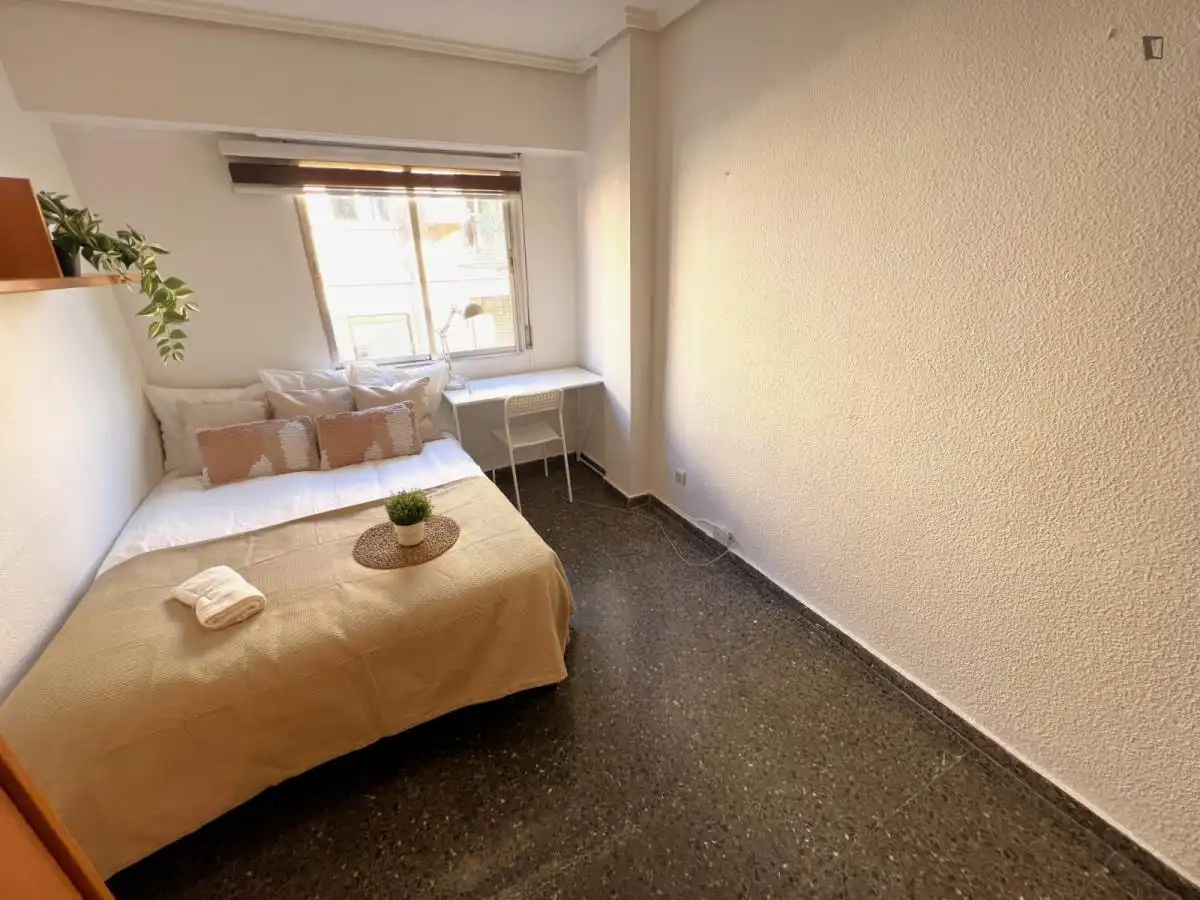 Habitación de Apartamento para compartir en Valencia con Amueblado, Horno y Lavadora