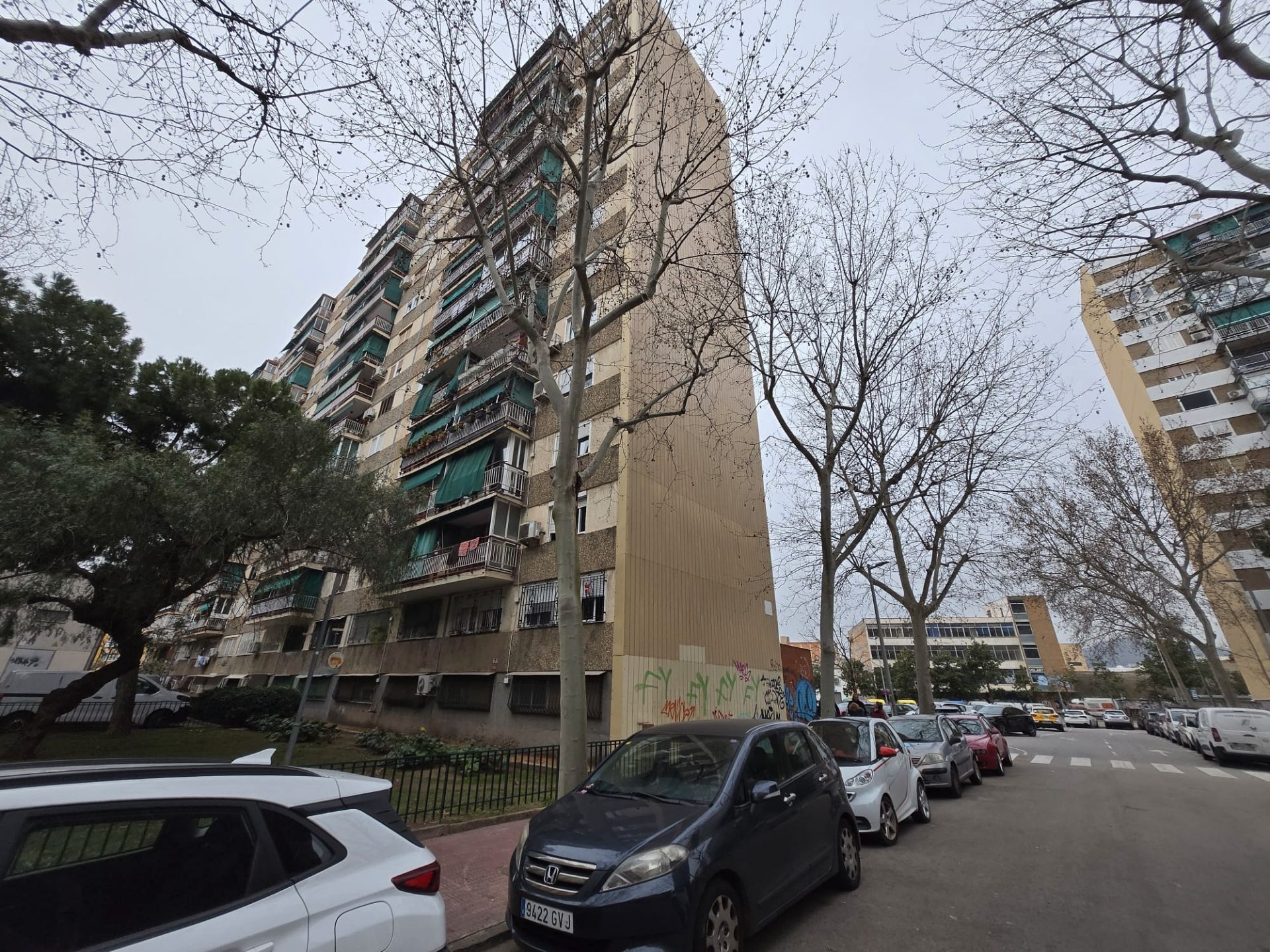 Vista exterior de Pis en venda en L'Hospitalet de Llobregat amb Forn, Balcó i Alarma