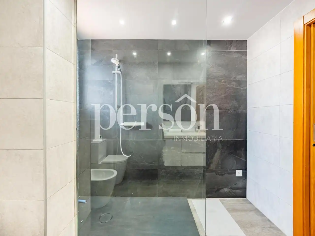 Baño de Ático en venta en Valencia con Aire acondicionado, Terraza y Trastero