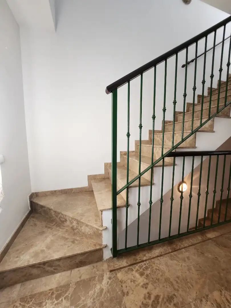 Einfamilien-Reihenhaus zum Verkauf in Alcalá de Guadaira mit Klimaanlage, Terrasse und Abstellraum