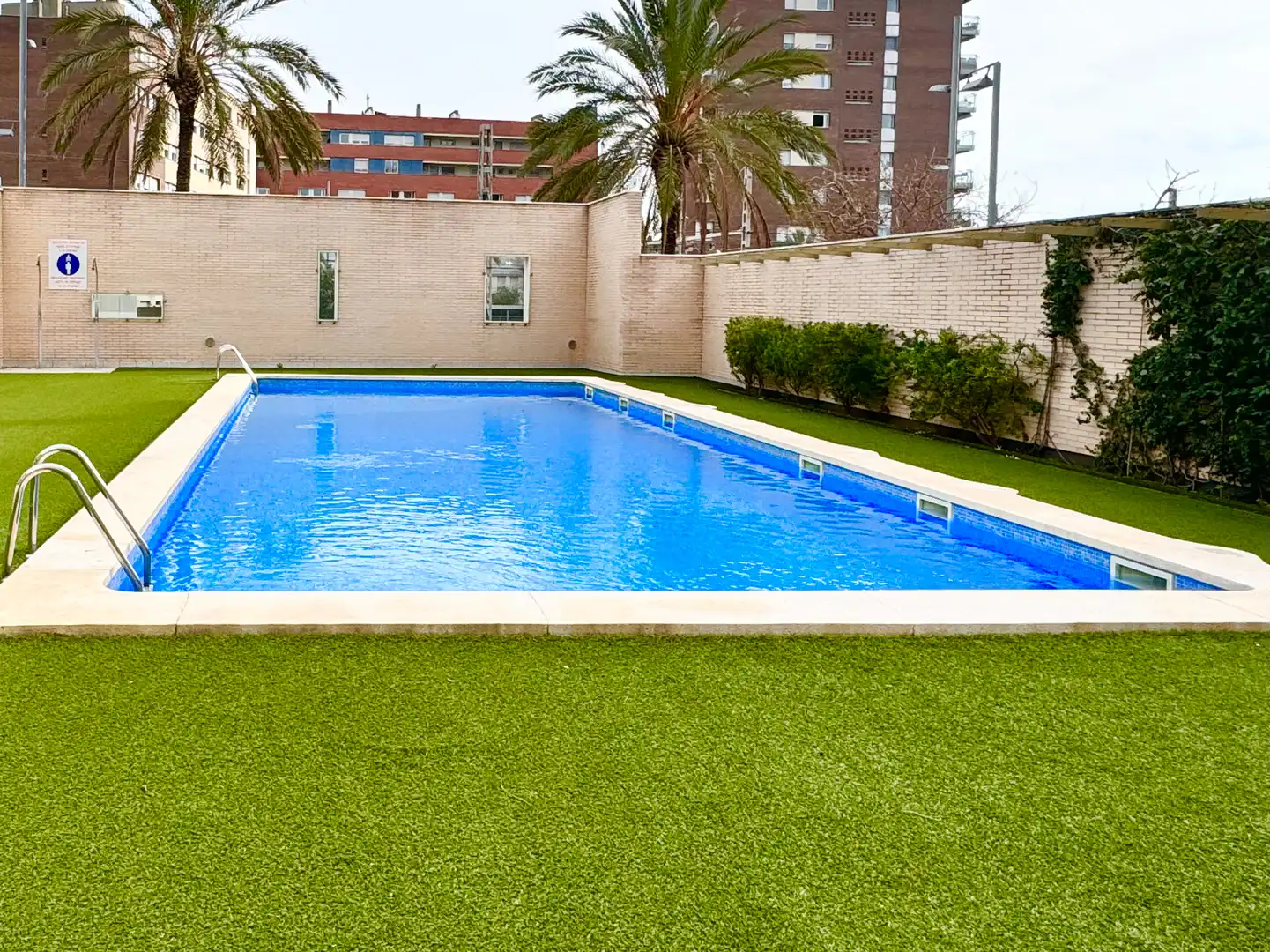 Swimming pool of Flat for rent in Badalona  with Air Conditioner, Heating and Parquet flooring