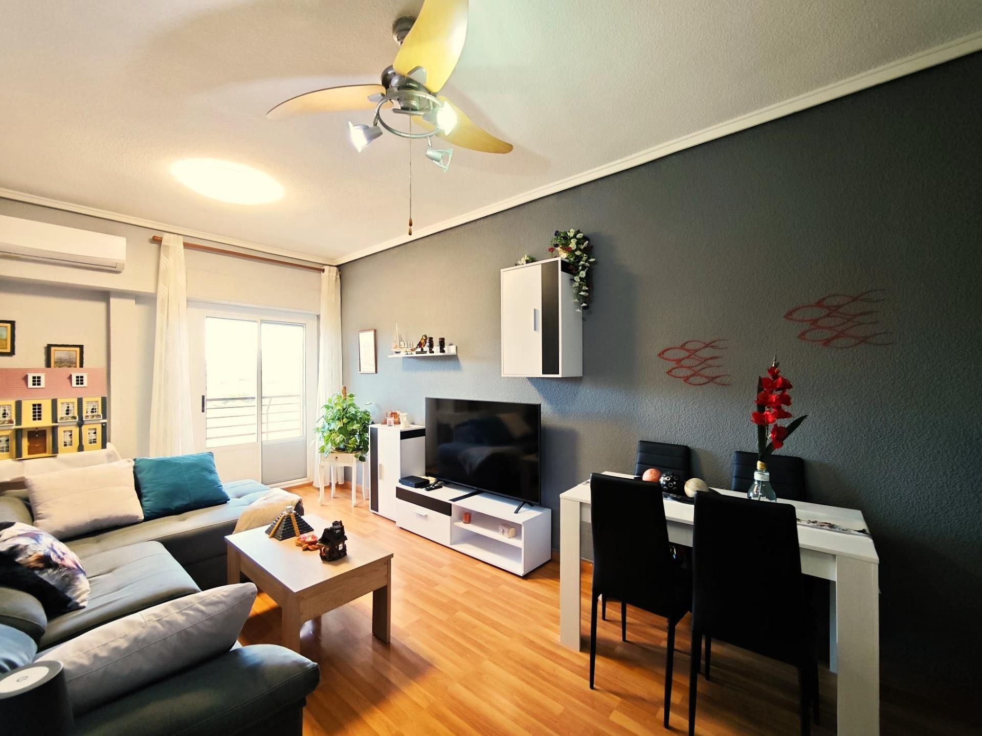 Sala d'estar de Pis en venda en Elche / Elx amb Terrassa, Moblat i Balcó