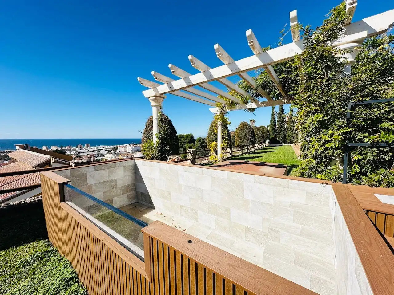 Terrassa de Casa o xalet en venda en Torrox amb Aire condicionat, Jardí privat i Traster